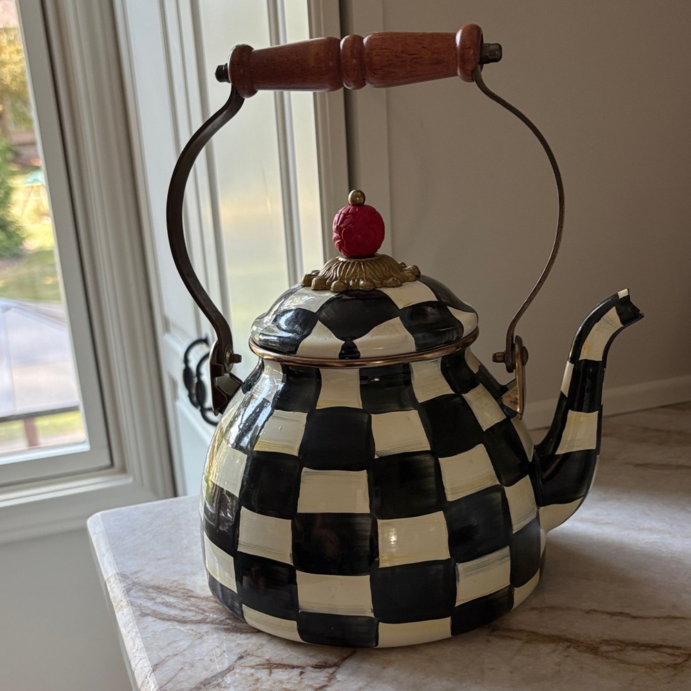 Elegant Checkered Teapot with Wooden Handle